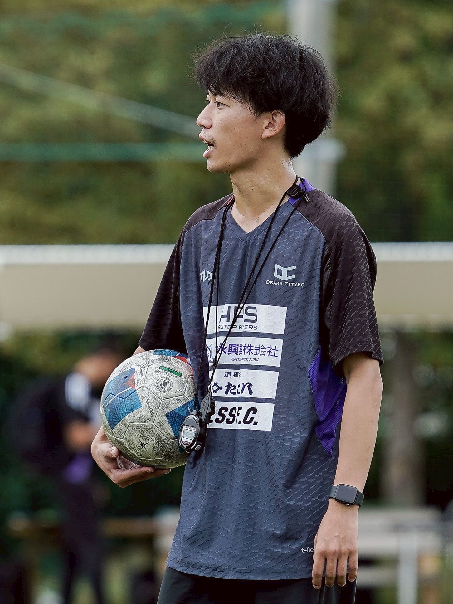 サッカーボールを持ち、ピッチで声をかける大和歩聖(ARUSE)